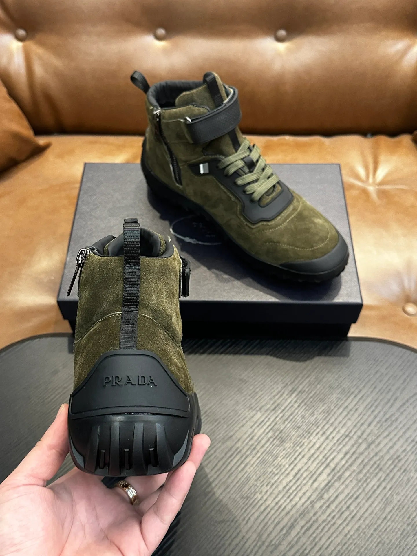 [ PRADA ] Top P: 880💰 ▪️Size: 39-44 (customized at 38.45) Prad*Prada (Mauri order can be made) new men's nylon fabric sneakers This casual sneaker combines elegant and innovative design. It is made of nylon stretch fabric and has a slip-on design. The upper strap is equipped with an adjustable metal buckle, and the letters "PRADA" are eye-catching on the side of the shoe. Comes with full original packaging!